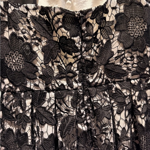 Elegant Black and White Floral Midi Dress - Picture 4 of 6